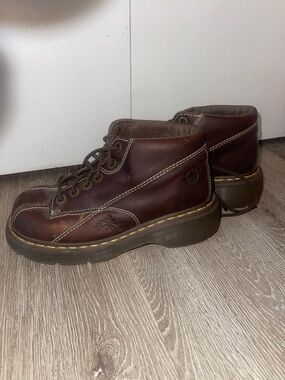 Dr. Martens Vintage
Y2K Brown Leather
12281 Floral Chunky
Platform Ankle
Boots